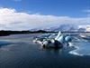 Jezero je pokryté kusy ledu roztodivných tvar.