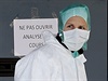 Francouzská forenzní expertka ve tábu pátracího týmu v Seyne-les-Alpes.