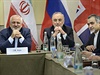Íránská delegace v Lausanne. Zcela vlevo éf íránské diplomacie Mohammad Davád...
