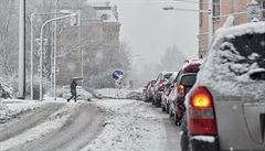 Sníh a vítr. Návrat zimy komplikuje dopravu, na Bruntálsku vykolejil vlak