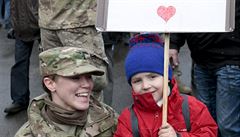 P�edev�ím d�ti lezly do transportér�, vojáci je vysazovali i na korby aut.