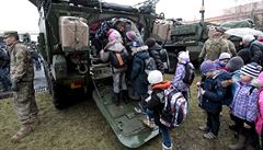 P�edev�ím d�ti lezly do transportér�, vojáci je vysazovali i na korby aut.