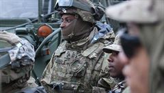 Ameri�tí vojáci se p�ipravují na cestu z Liberce.