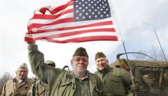 Prahou projel konvoj armádních veteránů, vítá americké vojáky