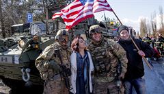 Lidé se přišli podívat na americké vojáky a pořídit si s nimi fotku. | na serveru Lidovky.cz | aktuální zprávy