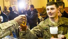 Američtí vojáci si vyzkoušeli i to, jak se pivo čepuje. | na serveru Lidovky.cz | aktuální zprávy