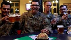 Pivo, zpěv i děvčata. Američtí vojáci navštívili pardubický pivovar