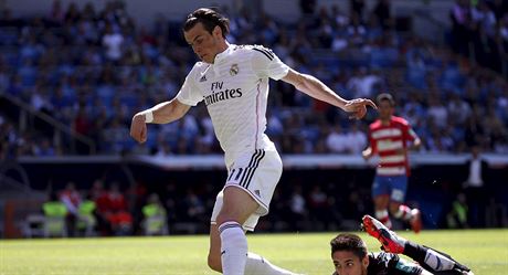 Gareth Bale z Realu Madrid obchz branke Granady.