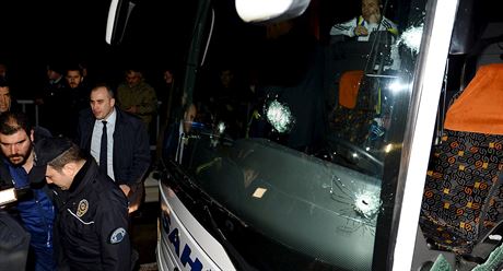 Autobus fotbalist Fenerbahce napadli neznm tonci.