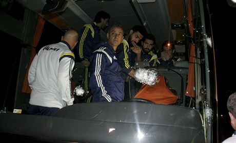 Autobus fotbalist Fenerbahce napadli neznámí útoníci.