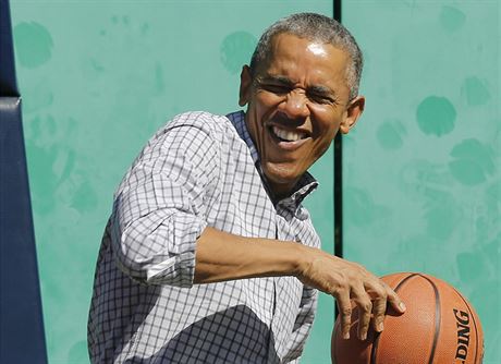 Prezident Spojených stát amerických Barack Obama si zahrál basketbal na...