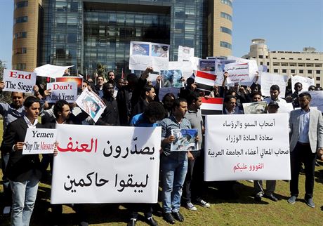 Protesty proti bombardovn Jemenu ped sdlem OSN v libanonskm Bejrtu.