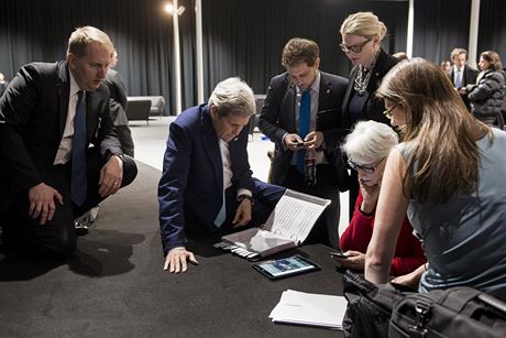 Americk delegace pod vedenm ministra Kerryho (uprosted) v Lausanne sleduje...
