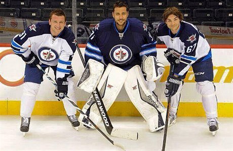 eská enkláva ve Winnipegu. Zleva: Jií Tlustý, Ondej Pavelec, Michael Frolík.