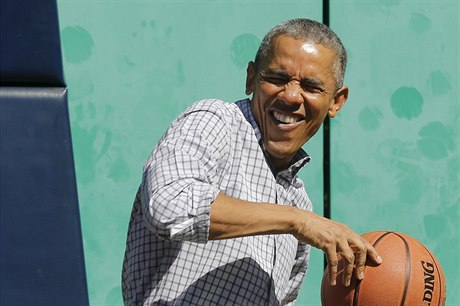 Prezident Spojených států amerických Barack Obama si zahrál basketbal na...