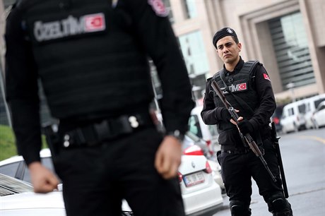 Turecké speciální jednotky ped budovou soudu v Istanbulu.