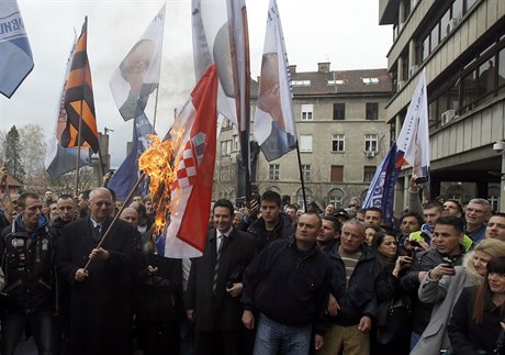 Vojislav eelj (v brýlích vlevo) pálí chorvatskou vlajku.