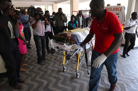 Zdravotníci převážejí oběti teroristického útoku do nemocnice v Nairobi.