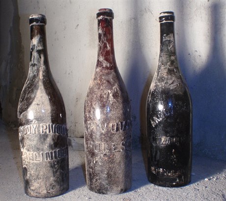 Tři nalezené lahve ze záhlinického akciového pivovaru.