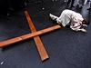 Austrálie, Sydney - Mu ztvárující Jeíe Krista padá pod tíhou kíe