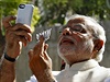Indický premiér Narendra Modi si poizuje selfie pi návtv msta Ahmedabad.