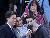 V kampani nemete selfie odmítnout. Opoziní lídr britské Labour Party Ed...