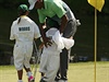 Tiger Woods objímá syna Charlieho.