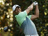 Tiger Woods stílí driverem na jedenáctou jamku.