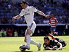 Gareth Bale z Realu Madrid obchází brankáe Granady.