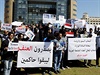 Protesty proti bombardování Jemenu ped sídlem OSN v libanonském Bejrútu.
