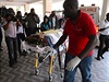 Zdravotníci peváejí obti teroristického útoku do nemocnice v Nairobi.