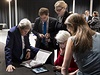 Americká delegace pod vedením ministra Kerryho (uprosted) v Lausanne sleduje...