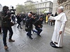 Voskovou figuru papee Frantika ped katedrálou Notre Dame obklopují novinái.