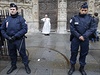 Francouzská policie ped katedrálou Notre Dame v Paíi hlídá voskovou figurínu...