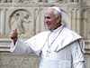Pape Frantiek ped katedrálou Notre Dame. Vosková figurína hlavy katolické...