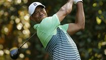Tiger Woods střílí driverem na jedenáctou jamku.