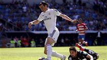 Gareth Bale z Realu Madrid obchází brankáře Granady.