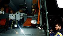 Autobus fotbalistů Fenerbahce napadli neznámí útočníci.