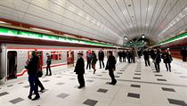 Nov stanice metra A Petiny. V pondl po 15. hodin j projeli prvn...
