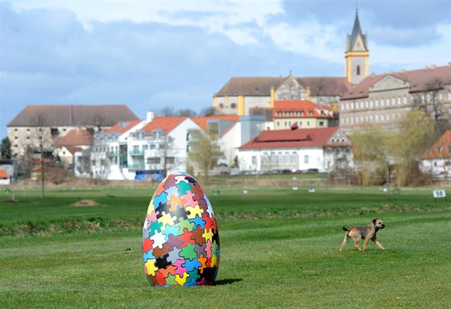 V Hluboké vznikla Velikonoční stezka s obřími vejci | Zajímavosti |  Lidovky.cz