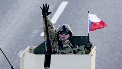 Ameri�tí vojáci si p�ivítání v �esku p�i pr�jezdu do Pobaltí u�ili.