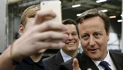 Tohle tlaítko? Britský premiér David Cameron se nechává fotit bhem kampan na...