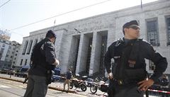 Policisté stojí před milánským soudem, kde došlo k incidentu. | na serveru Lidovky.cz | aktuální zprávy