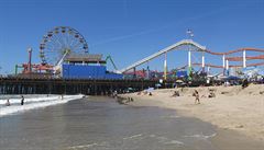 Druhou věcí bylo molo s obřím kolem a lochneskou na Santa Monica Pier, kde se...