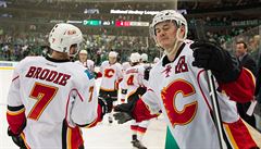Ji�í Hudler slaví se spoluhrá�i gól Calgary.