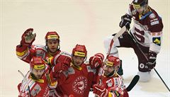 T�ine�tí hrá�i se radují z první branky.