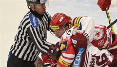 Rozhod�í uklid�uje spor Adama Polá�ka ze Sparty a Marka R��i�ky z T�ince.