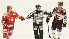 Vlevo �tefan Ru�i�ka z T�ince a vpravo Vladimír Eminger ze Sparty.