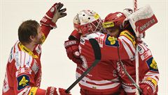 Jsi hrdina! Tomá� Plíhal (vlevo) a branká� �imon Hrubec gratulují Zby�ku...