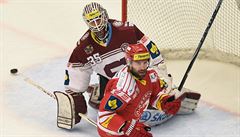 Zbyn�k Irgl (vpravo) vst�elil vít�zný gól T�ince p�i nájezdech. Vlevo p�ekonaný...